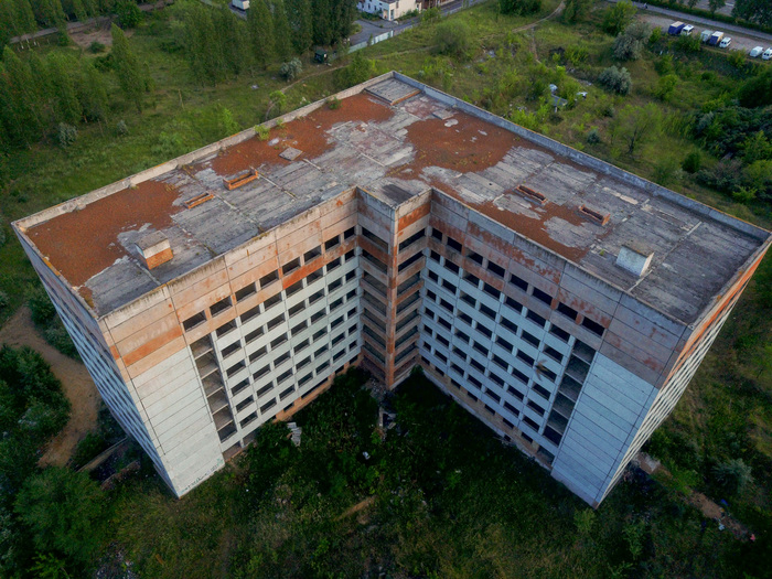 Заброшенный военный госпиталь, сейчас разрушается.