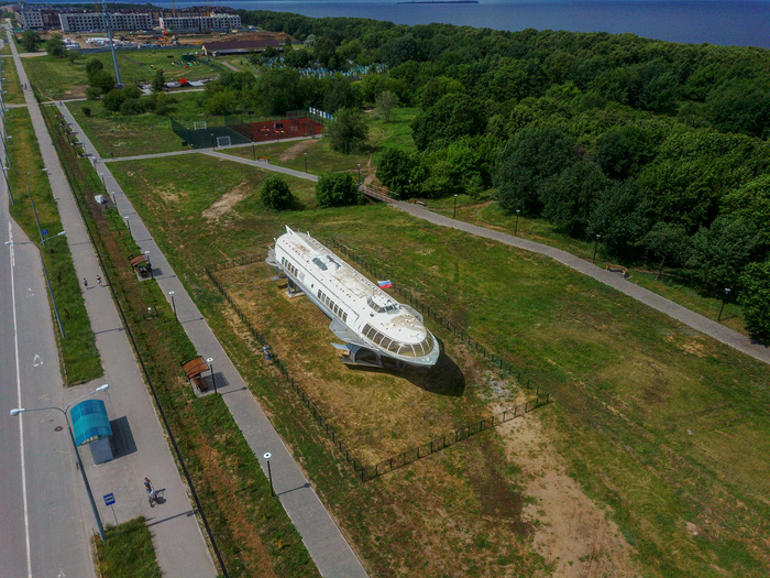 Скоростной корабль выбросило на берег, был ограждёт забором.