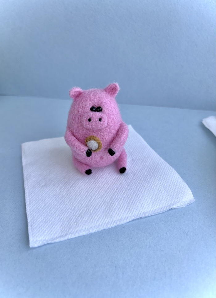 Порося или Свинтус, в зависимости от настроения откликается на оба этих имени.Любит ватрушки и поспать, причем готов совмещать и одно и другое. Характер трусоват, всё время боится, что его съедят первым :)