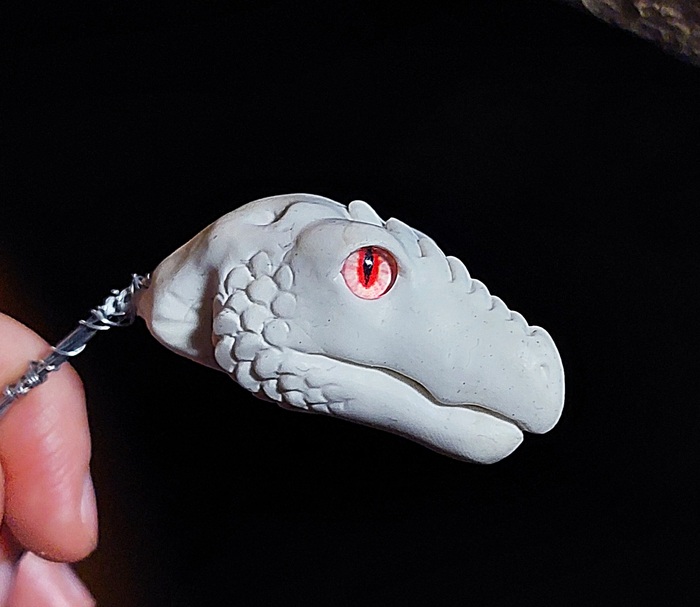 Всё началось с того, когда я рассматривала мешочки со стеклянными глазами, выбрала которые приглянулись и сделала голову дракона. С такими глазами у меня как-то сами собой получаются похожие друг на друга мордочки.