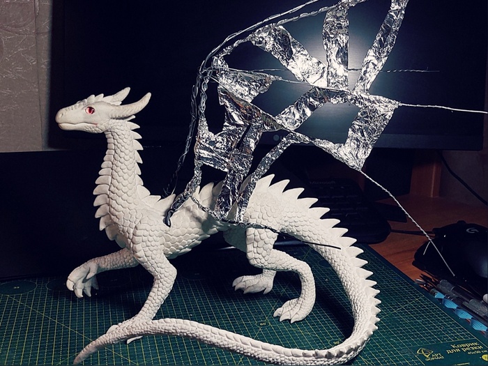 Оставалось сделать крылья. Для того чтобы перепонки держали форму, я использую фольгу.