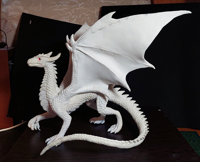 После того, как сделала крылья, на них оставались вмятинки и я долго шлифовала их наждачной бумагой до гладкого состояния.