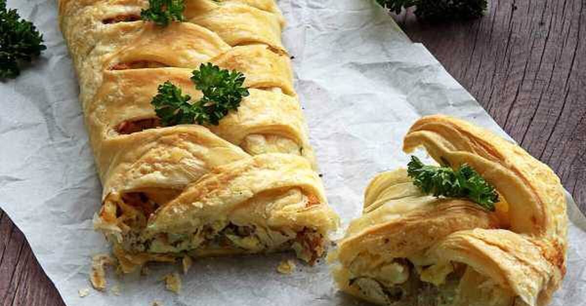 Курица с сыром в слоеном тесте. Слоеное тесто с мятой картошкой и сыром. лодочки из слоеного теста с яйцом и сыром в духовке. шаурма в слоеном тесте в духовке рецепт с фото.