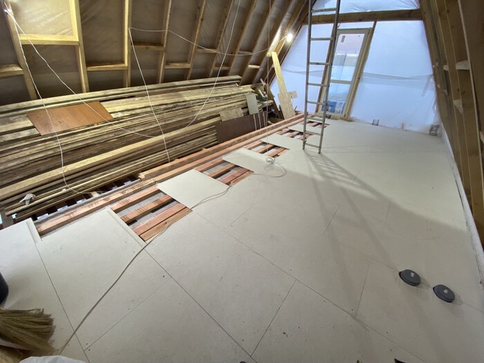 Неудобство доставляет гора досок внутри дома. За то сухой лес.