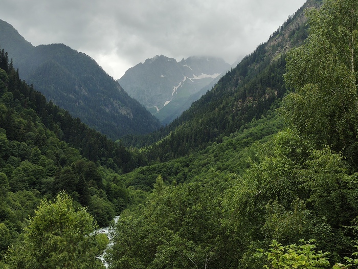 Долина реки Малая Лаба и вершина Скалистая.