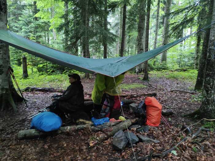 Привал под дождем.