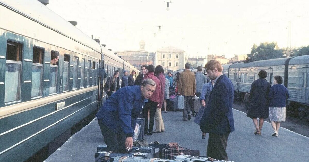 Приезжавшей в ссср в. Московский вокзал Ленинград СССР. Московский вокзал 80-е Ленинград. Московский вокзал Санкт-Петербург в 90 е. У Московского вокзала 1970.