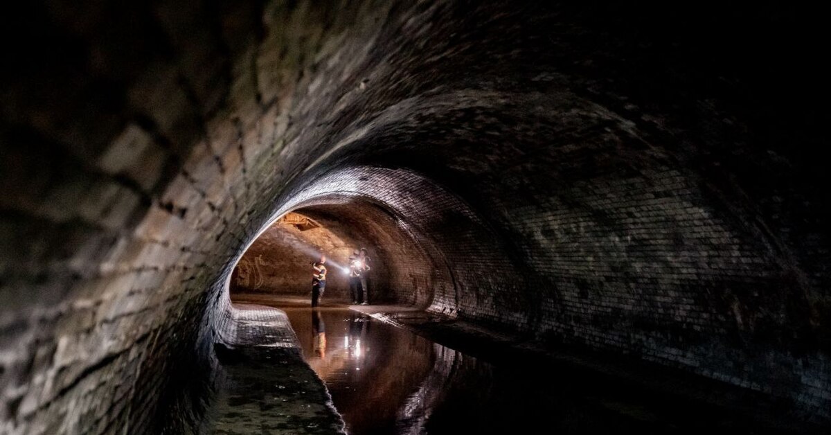 Диггеры подземная москва. Неглинка коллектор. Река заключенная в коллектор. Подземные коммуникации. Неглинка коллектор.