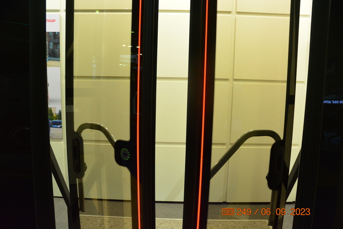 Нажимаешь на кнопку на левой створке, двери открываются и автоматически закрываются... но на стенде есть пульт, там можно вручную их держать открытыми и закрытыми.