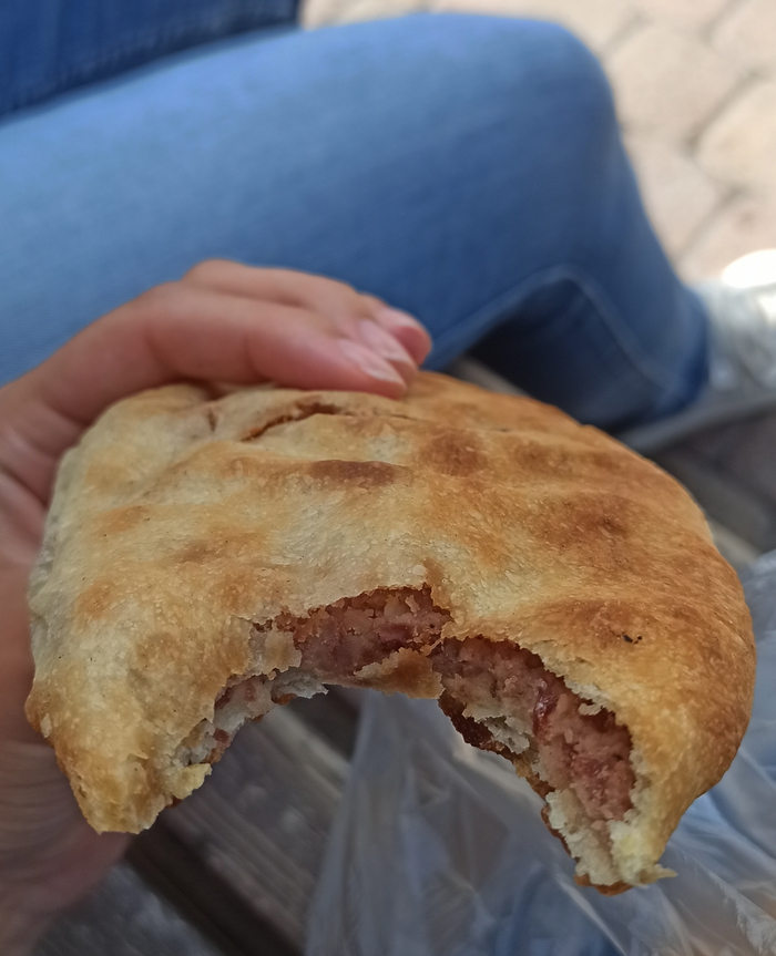 Пирожок с фасолью, очень вкусный, размером с ладонь