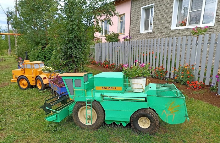«Помимо того, что он отличный мастер, он ещё и замечательный человек с большим сердцем, отличный папа, муж и любящий дедушка. Вот такими людьми стоит гордиться, ведь мастерство и умелые руки во все времена в почёте!», - рассказала Ксения Уткина. 👍👍👍