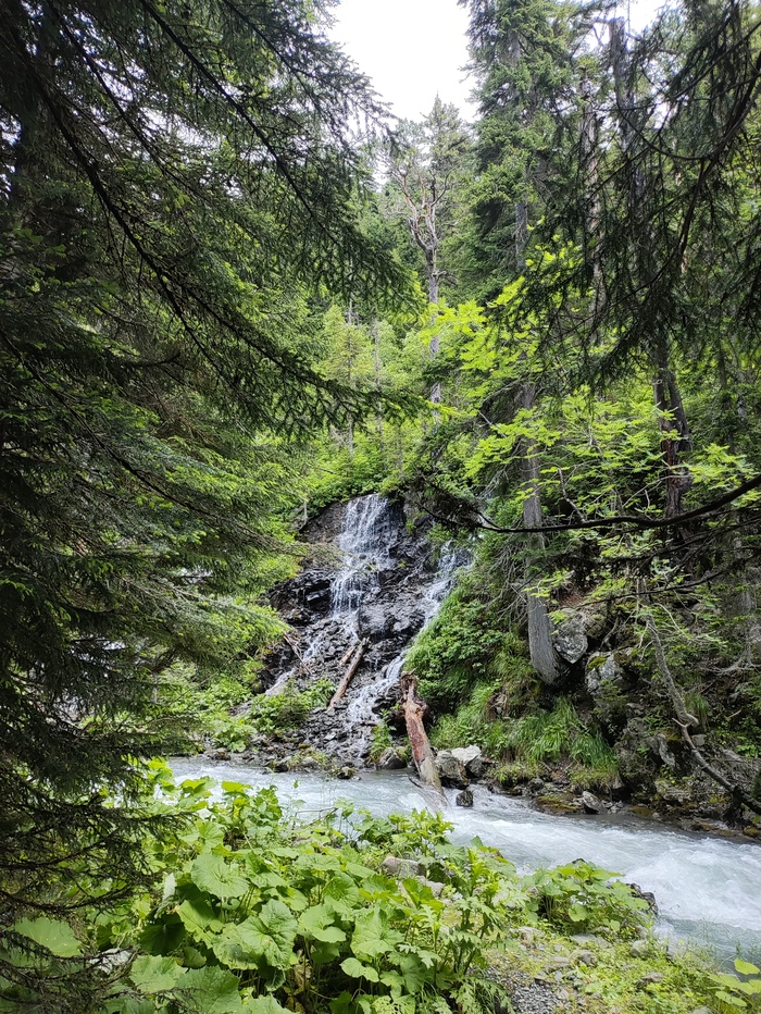 Водопад рядом с мостиком через Чистую.