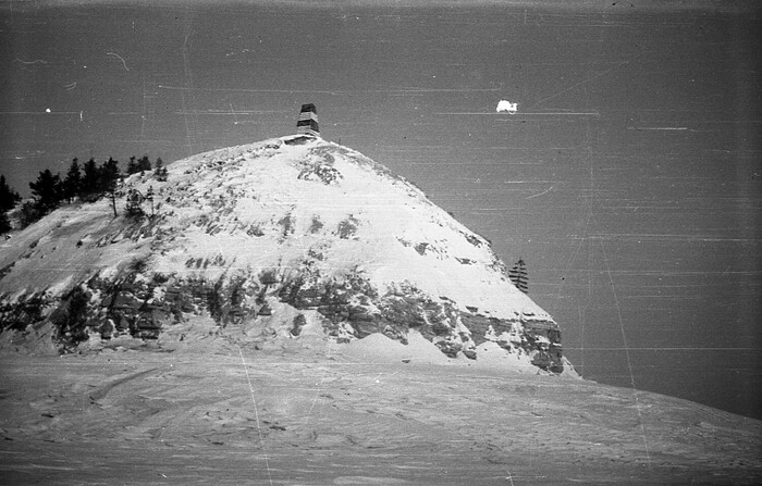 в то время на макушке Стрелки стоял створный знак для речных судов