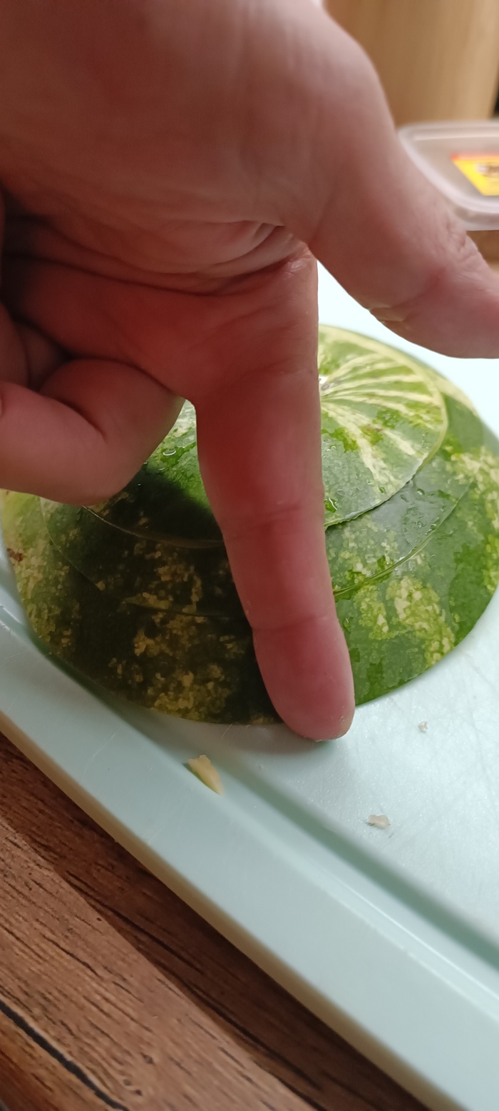 Три раза верхушку отрезал искал , искал где же красное )