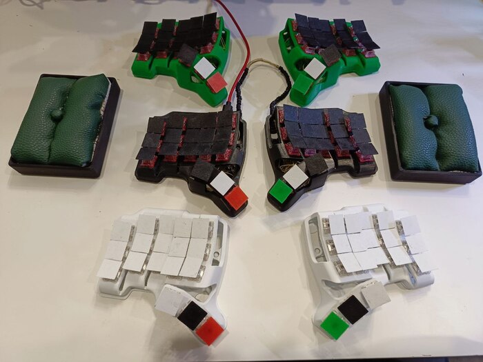 Зеленая не зашла по дизайну, белая как и черная в моем производстве пользуется спросом
Подушечки себя плохо показали (шил сам и из меня плохая швея). Клава тонкая и они не очень хороши так как мышка требует свободы для рук а подушечки (правая) ее блокируют