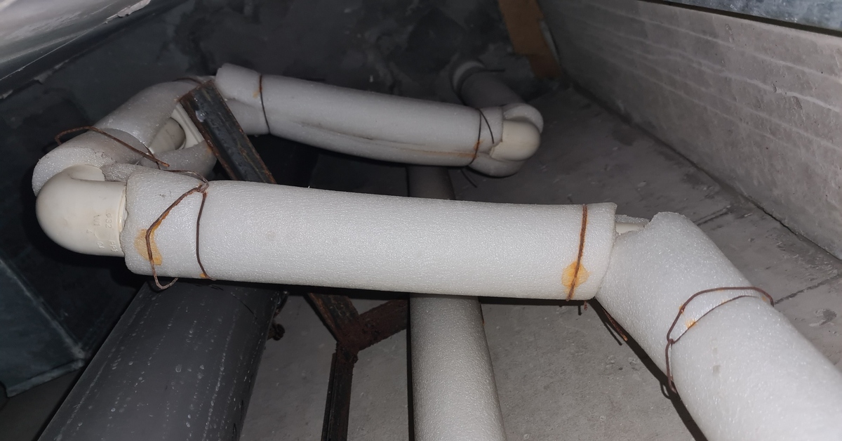 Гудят трубы в стояке что делать. Шумит труба причины. Трубы гудят. Канализационный стык в квартире. Краны на трубы водоснабжения.