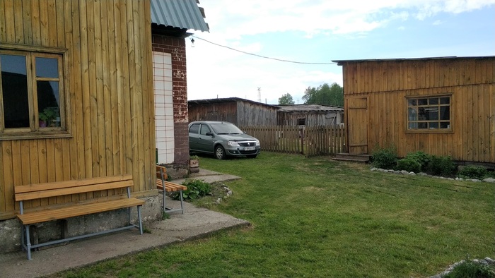 Конечно не самое удачно фото. Кусочек облезлой краски на доме.(надо будет подшаманить) и отцовский Логан. Отец не даёт больше на нем порулить, потому что я лихачу и он боится что разобью...