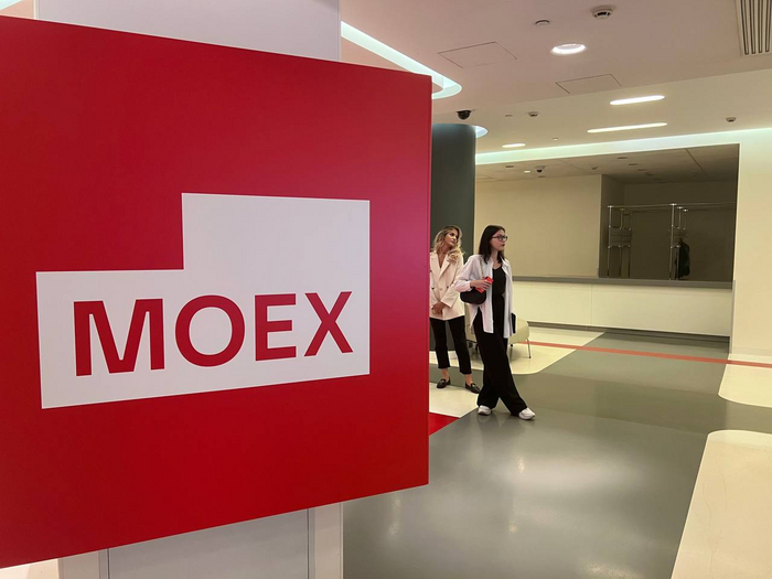 Мосбиржа возобновит торги на срочном рынке после 3,5 часов приостановки