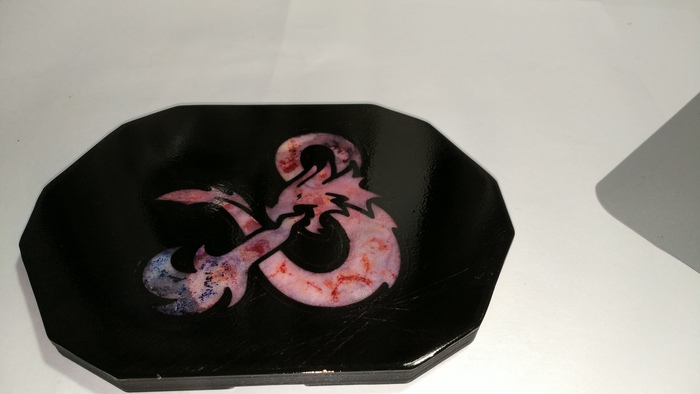 Крышка для коробки с дайсами. 3D печать, инкрустация сода+суперклей с промежуточным покрасом слоёв маркером.