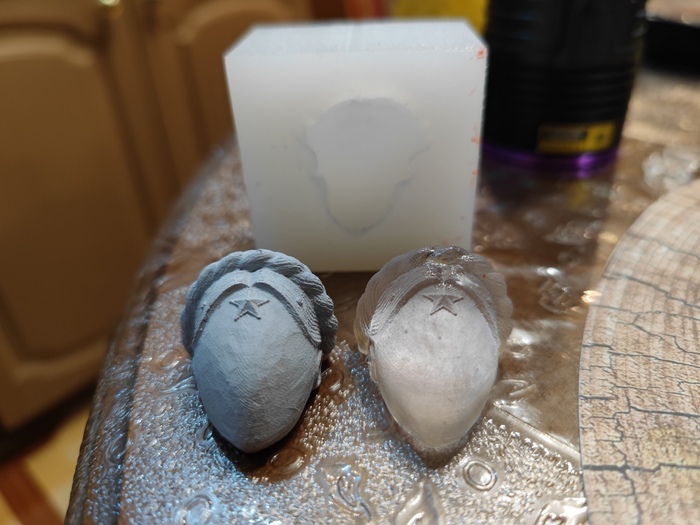 На волне выхода Atomic Heart. 3D печать, отсиликонивание, отливка в эпоксидке.