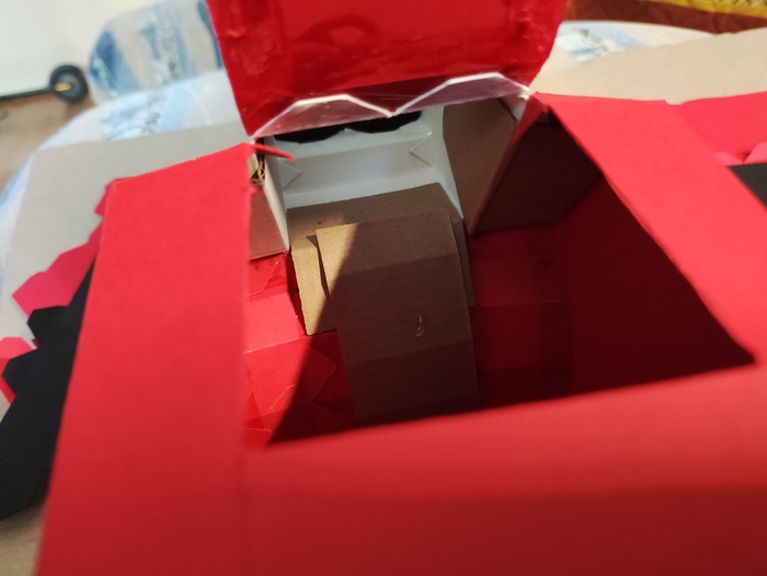 После сборки одной ручки обнаружилось слабое место - соединение ручки с "металлической" частью. В этом месте картону явно не хватало прочности держать вес ручки. Поэтому пришлось делать вскрытие и укреплять микрогофрой и термоклеем.