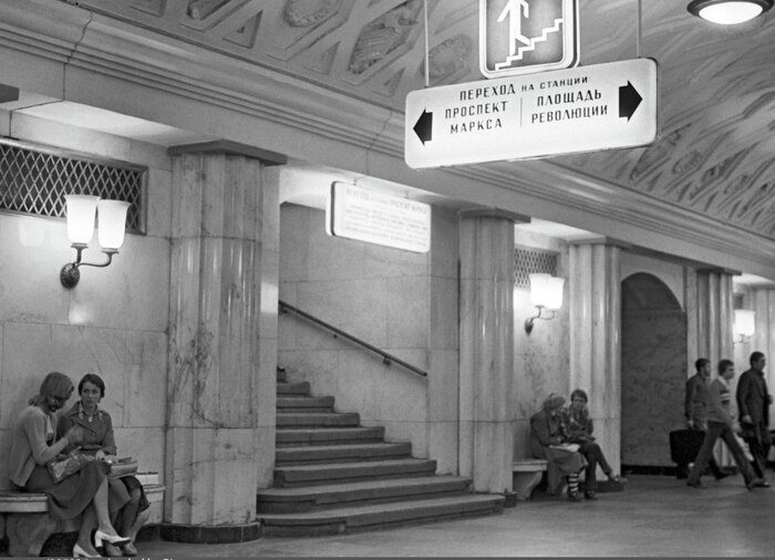 Самой большой проблемой «Площади Свердлова» был изначально неудобный трансфер на «Охотный ряд» и «Площадь Революции» — только через совместные с этими станциями наземные вестибюли