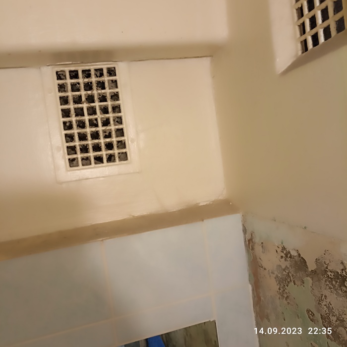 Такая же полка и в туалете.