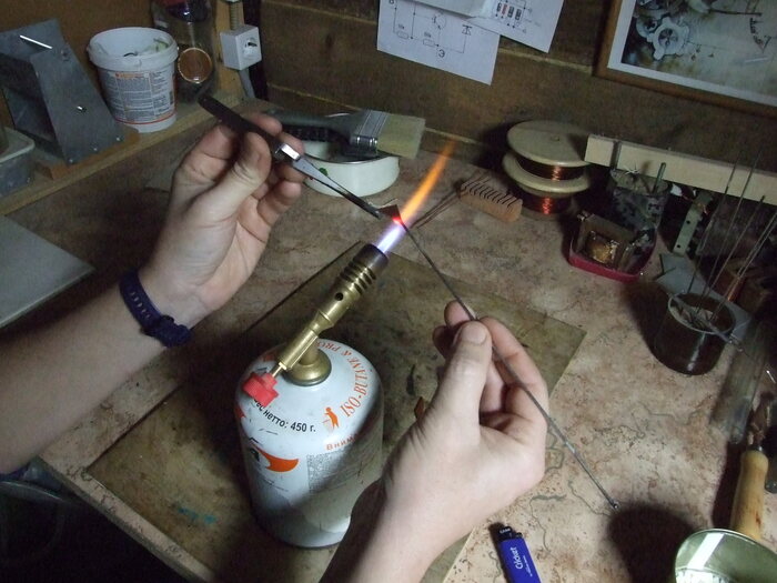 Фото 4. Прилепляю стекло к стальной разогретой спице.