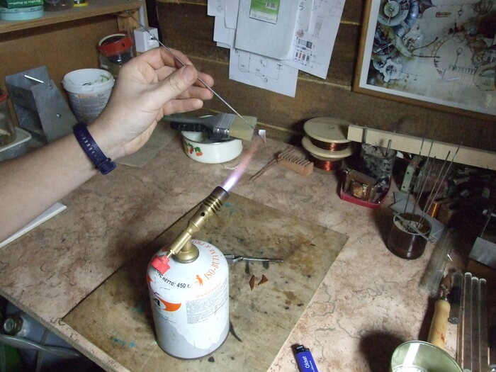 Фото 5. Пока стекло и спица горячие, соединение надежно. Держать его нужно как минимум около пламени.