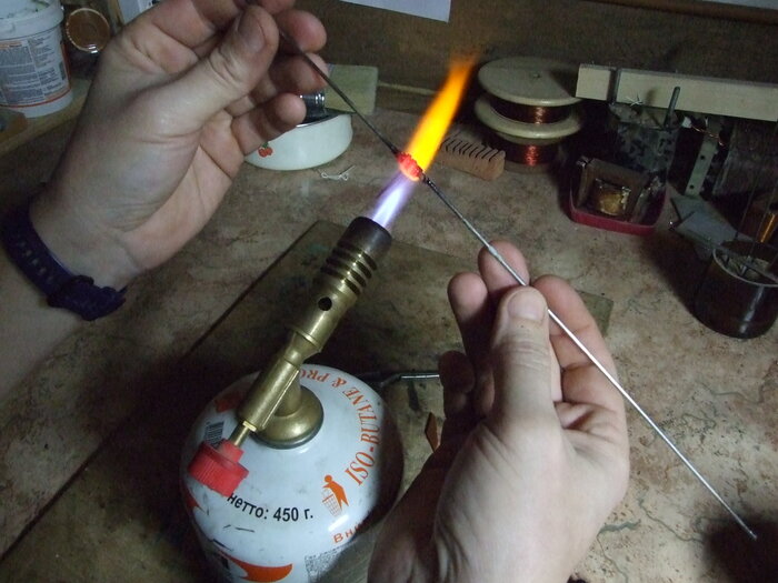 Фото 7. Сворачивание кусочка стекла в комок.