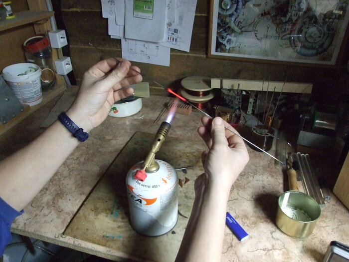 Фото 9. Растягивание капли стекла в струну.