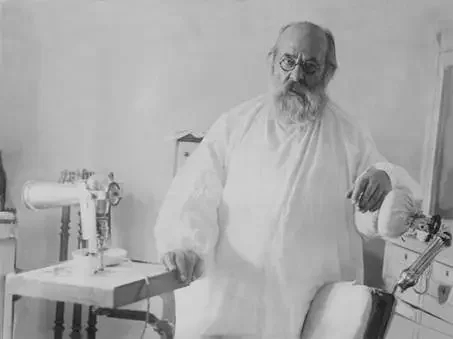 Цезарь Цезаревич дантист - старший сын Цезаря Цезаревича служащего