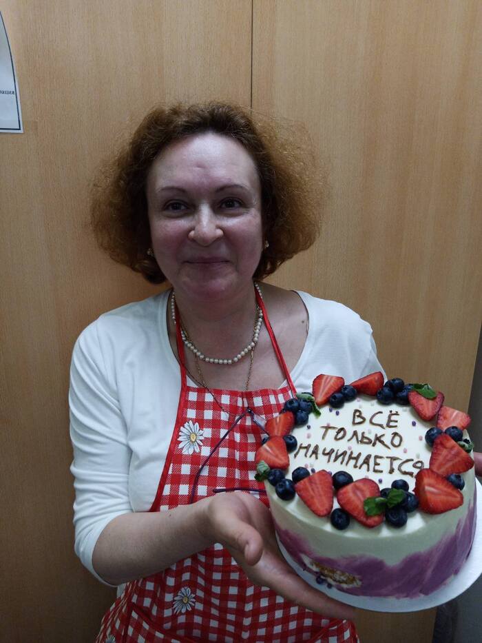 А здесь прощальный тортик и на пенсию, в 62!