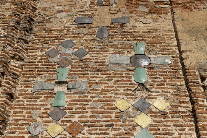 Плитка осталась не везде, но ее достаточно много