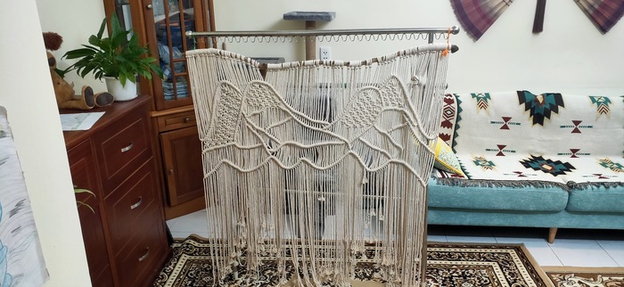 Панно в работе на вешалке для одежды, которую я временно использовал в качестве стенда для плетения.
Всем спасибо, кто дочитал!