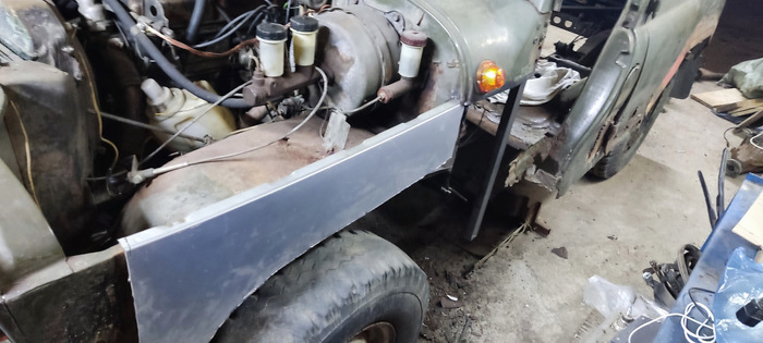 А еще куски капота от сданной в металл Омеги неплохо встают вместо штатных частей кузова.