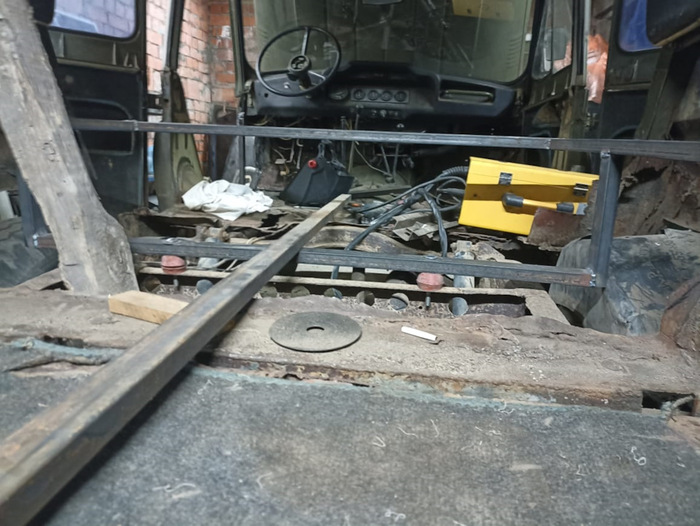 Тут лучше видно что боковые стойки каркаса сильно больше чем надо, придется подрезать.