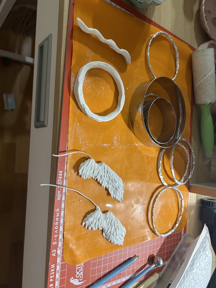 Лучше всего работать с глиной на силиконовом коврике, ибо белый налет тяжело оттирать от всего, включая домашних питомцев