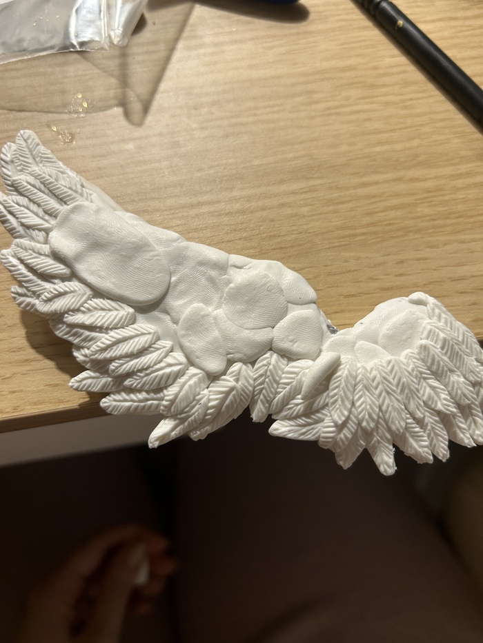 Пустое пространство можно заполнить полимером для набора угла в свободном формате, перья это потом скроют