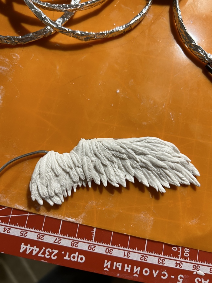 Чем меньше крыло, тем сложнее его делать, поэтому рекомендую начинать с больших и простых форм