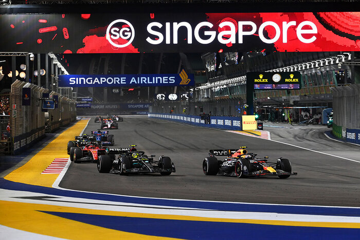 Сайнс спасает победу для Ferrari. Мучения Red Bull под ночным небом Сингапура. Обзор Гран-При Сингапура (15.09.23-17.09.23) Формула 1, Автоспорт, Гонки, Соревнования, Чемпионат мира, Ferrari, Карлос Сайнс, Шарль Леклер, Мерседес, Джордж Расселл, Льюис Хэмилтон, Red Bull, Макс Ферстаппен, Серхио Перес, McLaren, Ландо Норрис, Длиннопост
