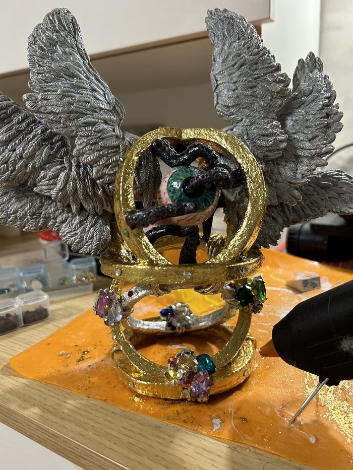 Много горячего клея для кристаллов и Фима готов