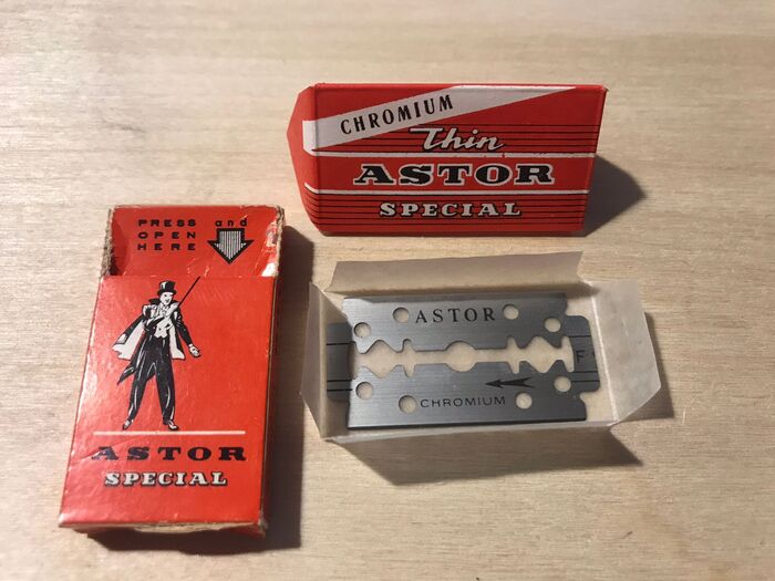 Кстати Грек упакован в двойной конвертик и имеет дополнительные отверстия