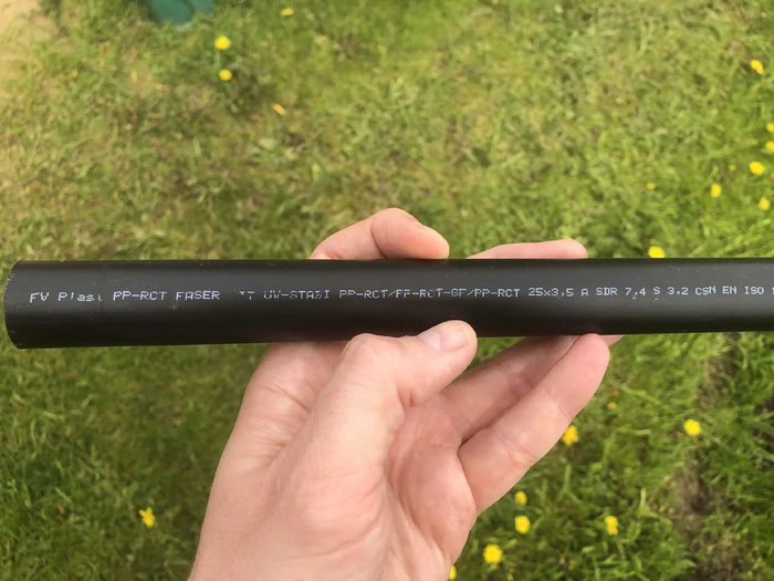 Да, это тоже полипропиленовая труба. В Россию такие не поставляются, их везут в жаркие страны для наружного монтажа. Фото автора