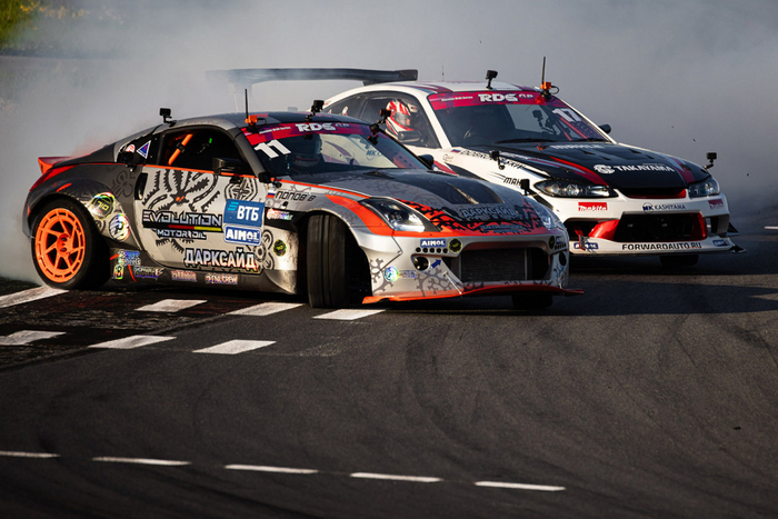 Заезд за первое место: Владислав Попов (Ниссан 350Z) против Тимофея Добровольского (Ниссан Сильвия S15) (Фото: Anton Mikhailov)