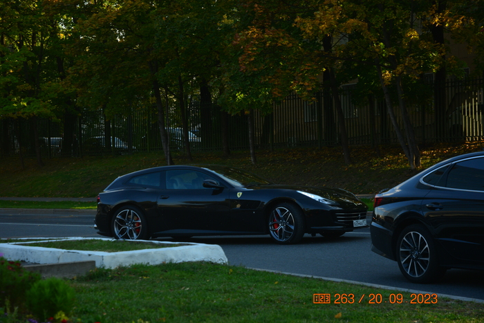 А я всегда спешиваюсь на зебрах... так что ему даже лайк рукой показал)))