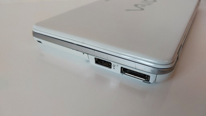 Правая грань Sony Vaio P.