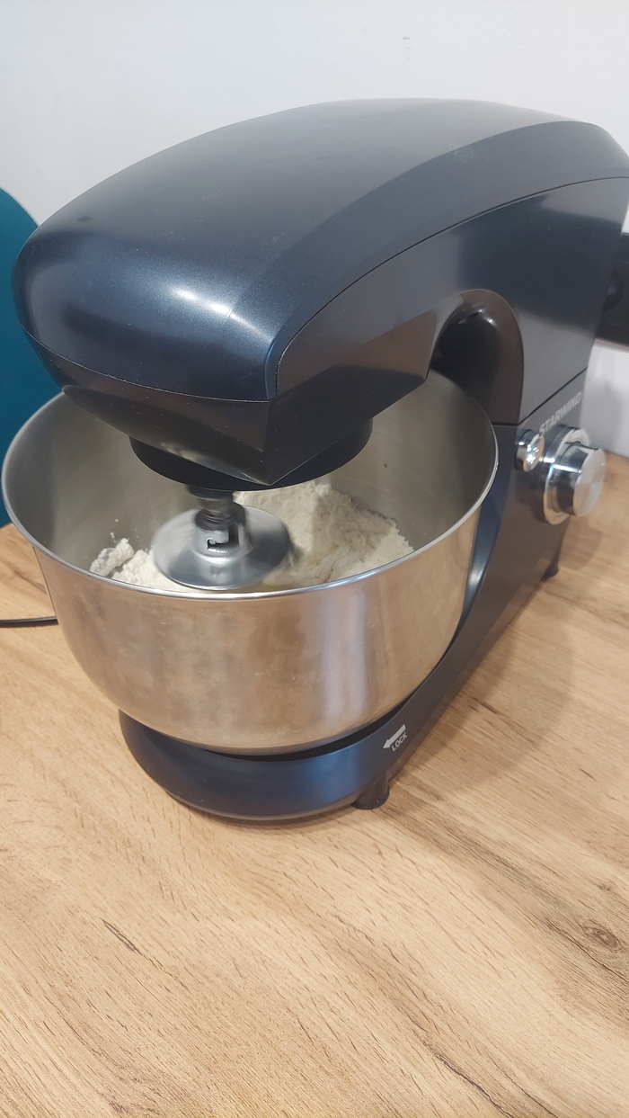 Если замешиваете в тестомесе, то используйте крюк. Тесто достаточно плотное. Немного мягче, чем на пельменях.