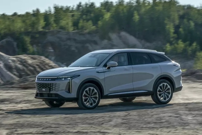 Обратной связи автомобиля с водителем немного, но достаточно для комфортного управления в любых условиях. Полный привод здесь больше для уверенности, нежели для драйва, а хорошо работающие электронные имитации блокировок не дадут увязнуть в безобидной луже