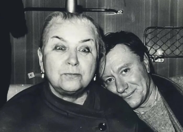 С мамой, актрисой Марией Мироновой